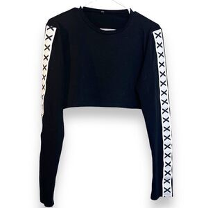 Long Sleeve Cropped Crew Neck Pullover Sweatshirt Black and White Size Medium
